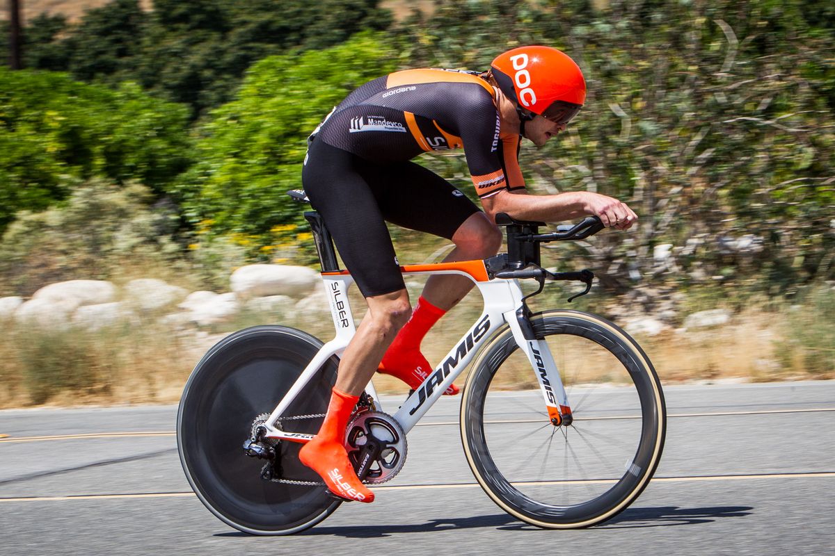 Stephen Bassett (Silber) heads out during todays hot stage