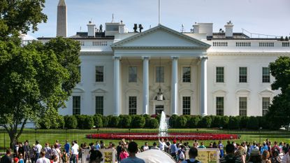 Building, Landmark, Palace, Architecture, House, Crowd, Tree, Mansion, Tourism, Presidential palace, 