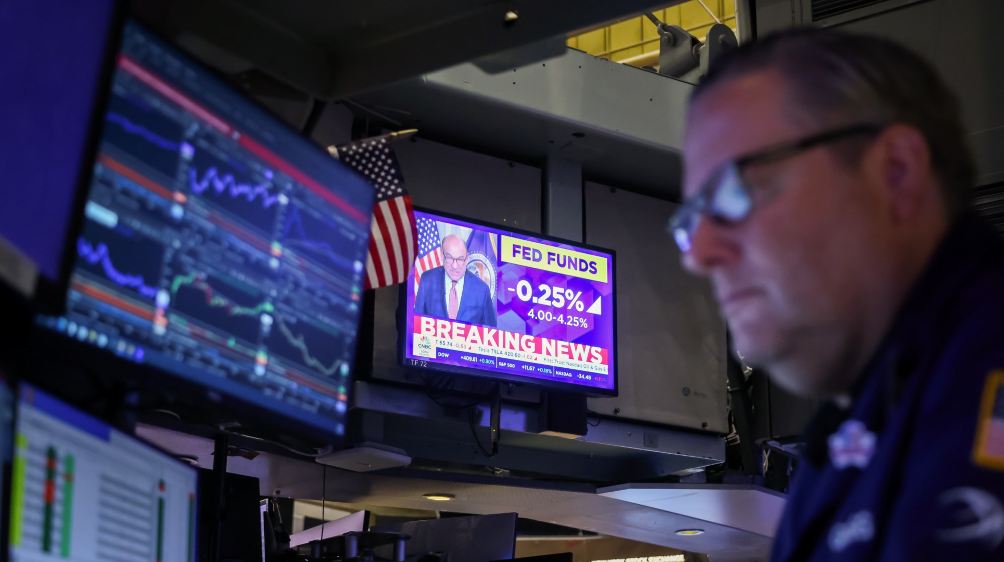 A television station broadcasts the Federal Reserve's decision to cut rates on the floor of the New York Stock Exchange (NYSE) in New York, US, on Wednesday, Sept. 17, 2025. Federal Reserve officials lowered their benchmark interest rate by a quarter percentage point and penciled in two more reductions this year following months of intense pressure from the White House to slash borrowing costs.