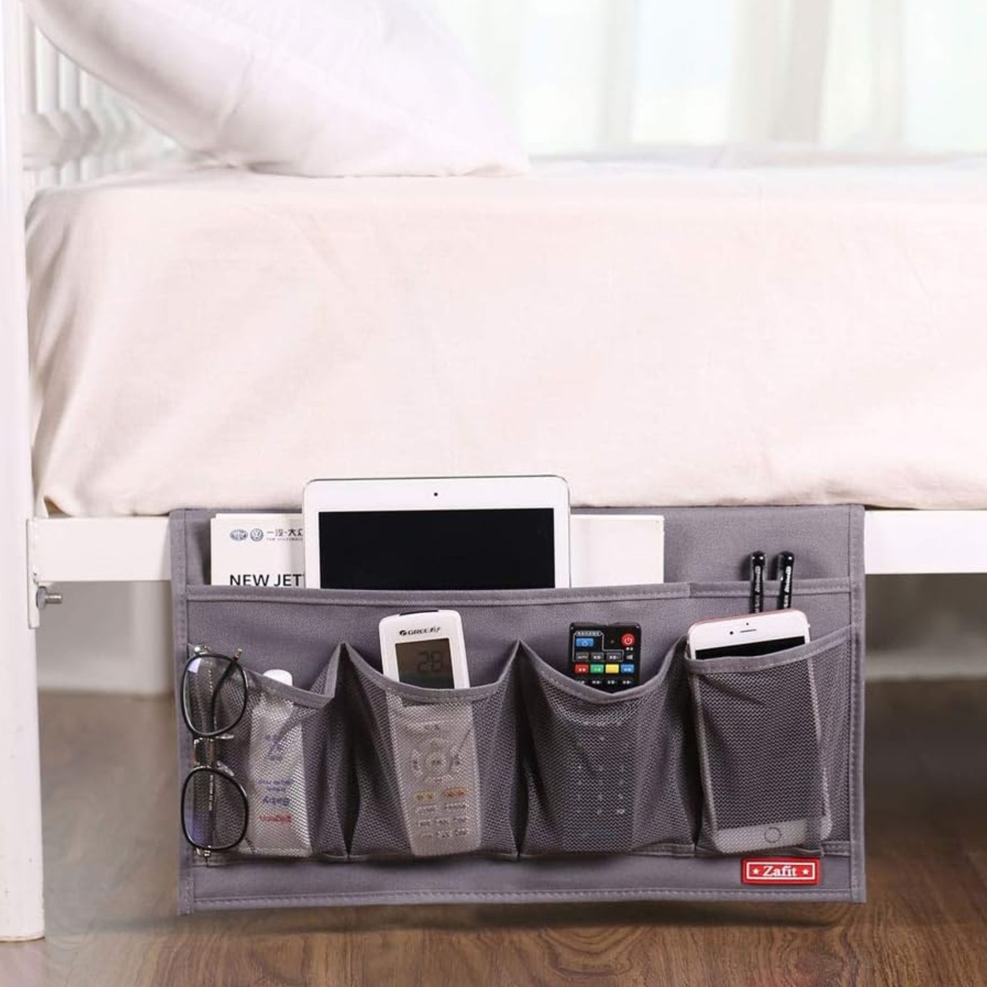 Caddy samping tempat tidur dengan remote control