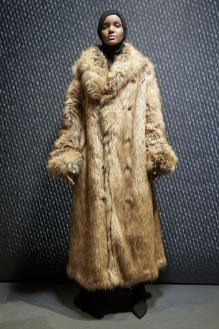 Sleeve, Textile, Coat, Fur clothing, Pattern, Natural material, Overcoat, Street fashion, Animal product, Fur,