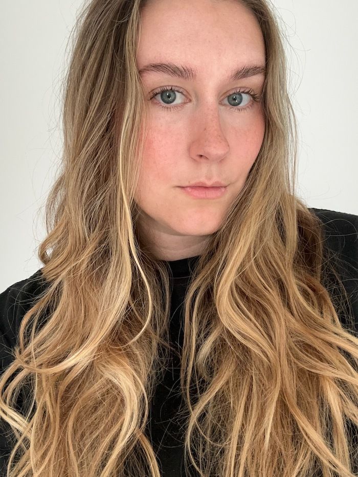 Beauty editor Kaitlyn McLintock before and after using Exa Color Corrector on her under-eye area.