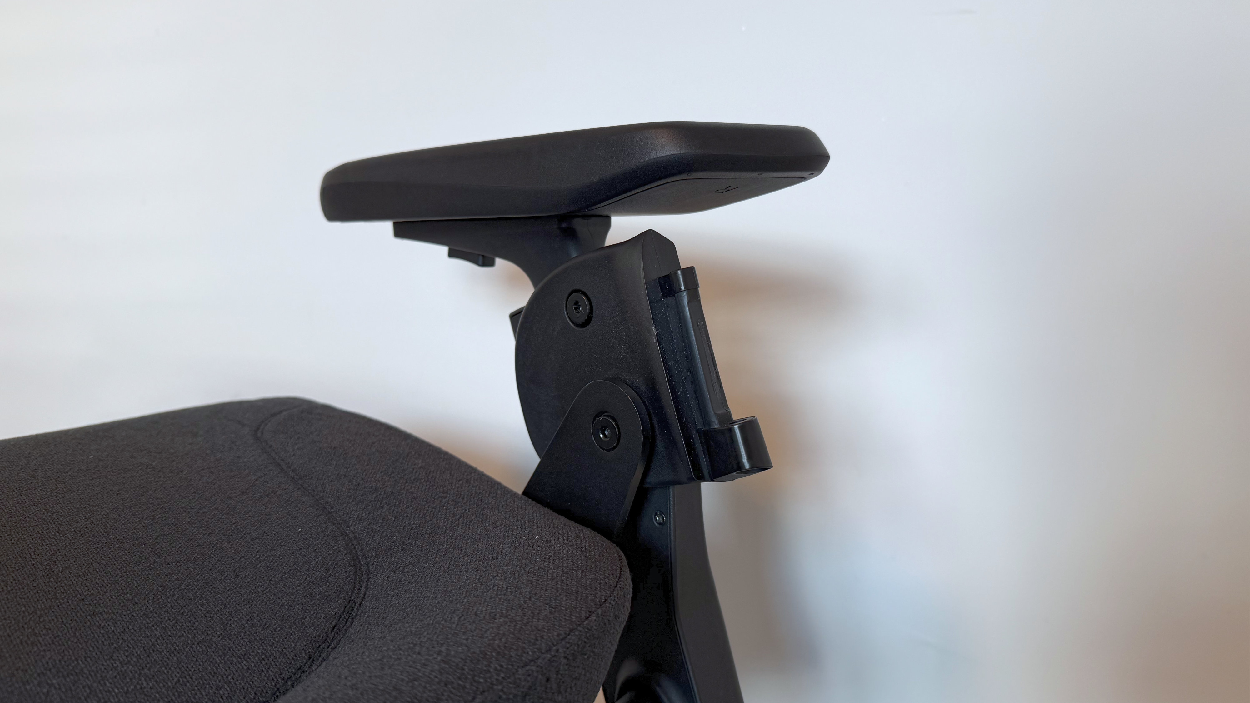 A close up on the armrest on the Elgato Embrace