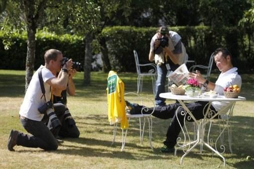 A staged yellow jersey/newspaper photo with Thomas Voeckler