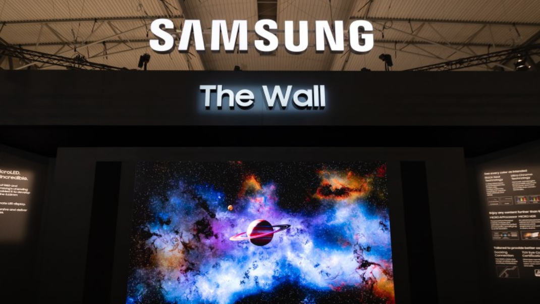 Samsung presentó la última línea de The Wall en ISE 2023. Uno es The Wall (IWB), en la imagen, una innovadora pantalla modular Micro LED con el tamaño de píxel más delgado hasta la fecha.  El otro es The Wall All-in-One (IAB) con una instalación innovadora.