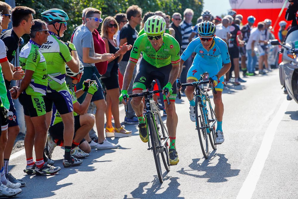 Mike Woods attacks Miguel Angel Lopez near the end of Milano-Torino