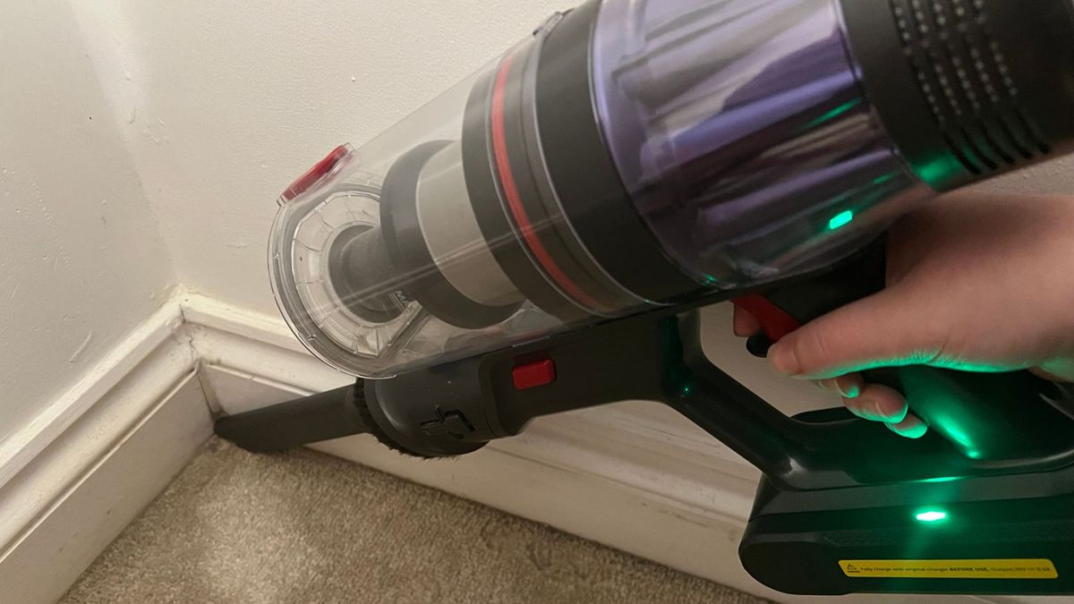 The Ultenic U16 Flex vacuum getting the corner of a carpet with the crevice tool