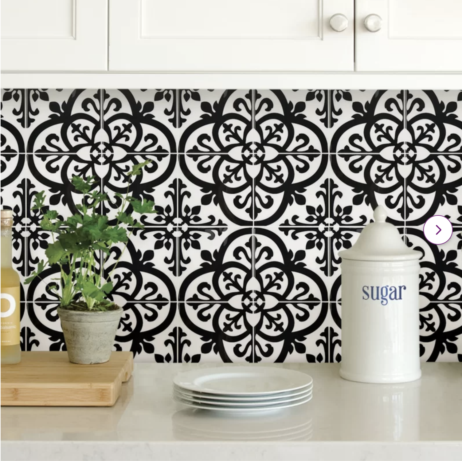 Ubin backsplash bermotif hitam putih