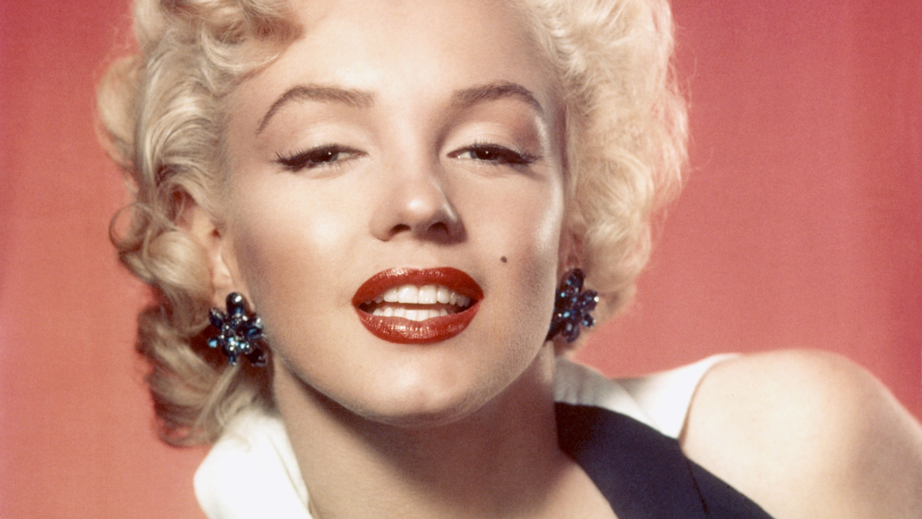 marilyn monroe on a red background