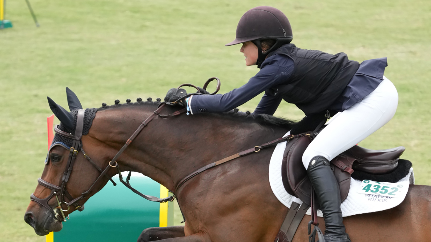 grace-debney-and-ZARINA-DE-VIDAU-jumping-BR102556-sportfot