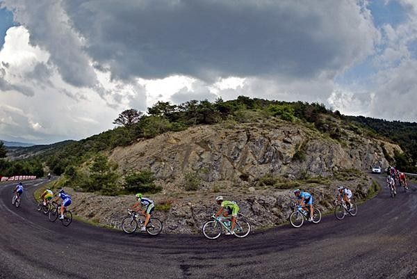 Riders descend off the Col de la Sentinelle.