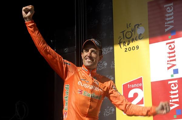 Mikel Astarloza (Euskaltel-Euskadi) steps onto the podium after stage 16.