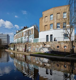 The project involved the reimagining of an existing four storey townhouse on Regents Canal