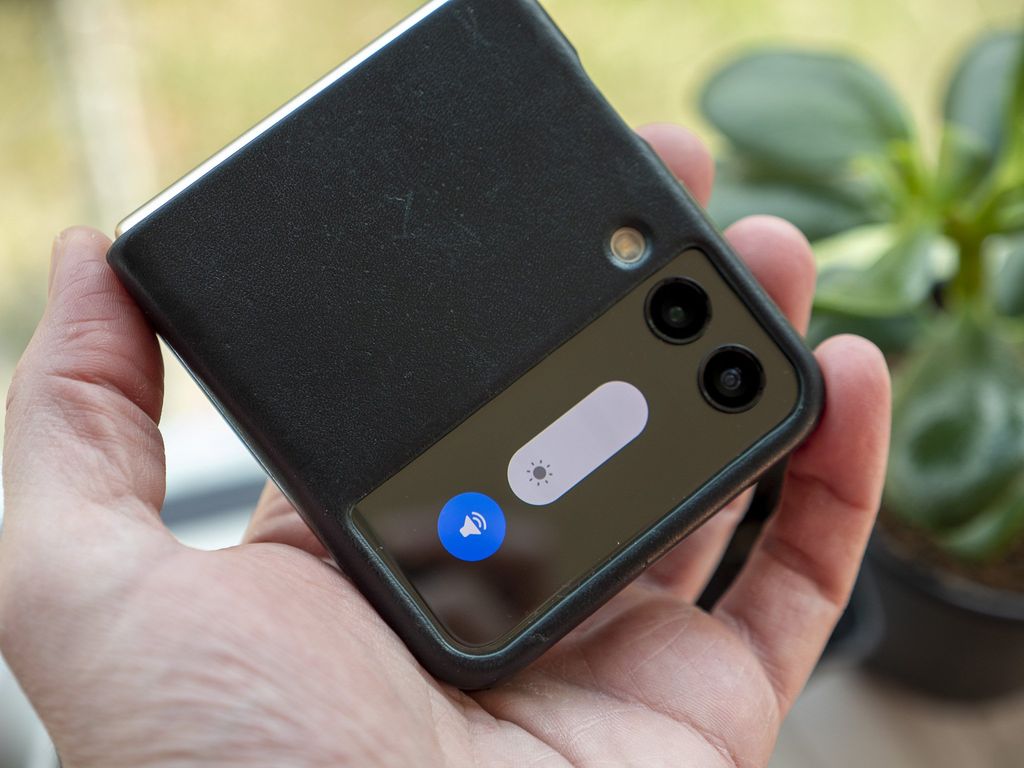 Good Lock update makes the Galaxy Z Flip 3 cover screen much more