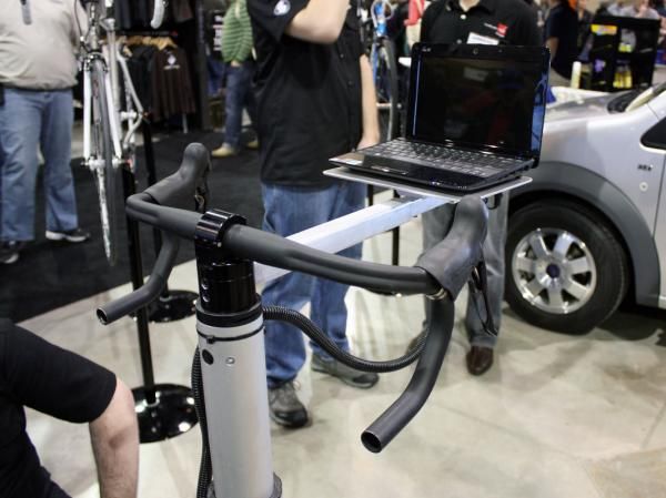 A quick-release clamp makes it easy for fitters to swap out bars while the integrated laptop stand allows customers to instantly see the effect of changes.