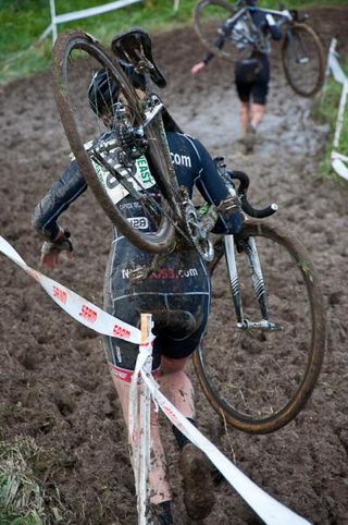 Smith outsmarts for muddy win