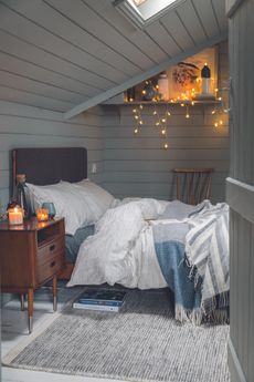 Eco-friendly bedroom: Scandinavian style bedroom by Soak & Sleep