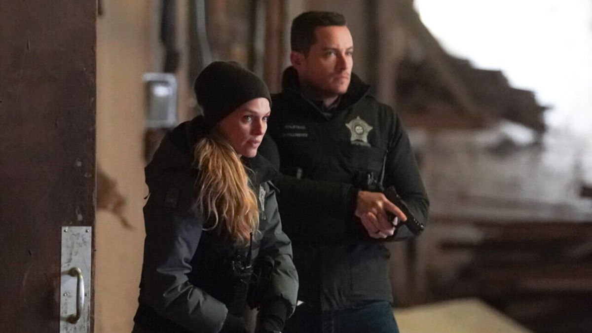 Chicago P.D. Stars Jesse Lee Soffer And Tracy Spiridakos Welcome New Series Regular With A Fun BTS Pic