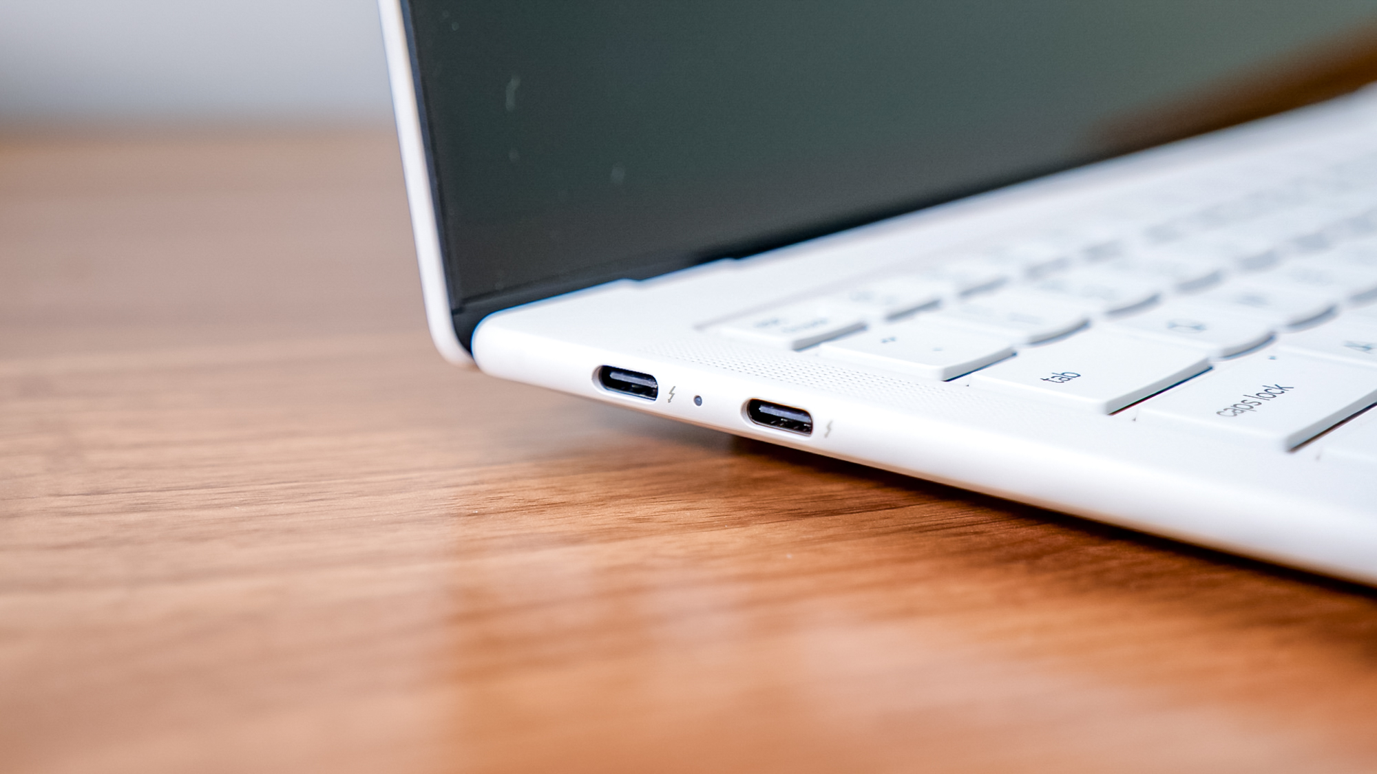 Lenovo Yoga Slim 7i Ultra Aura Edition ports