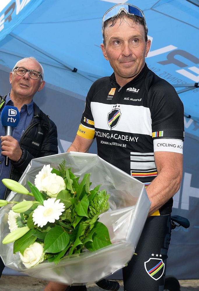 Johan Museeuw shows off his winner's bouquet