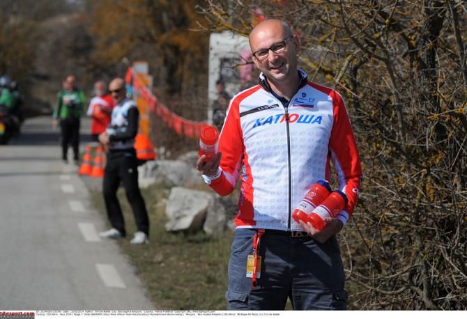 Katusha wait to hand out a few bidons to their riders