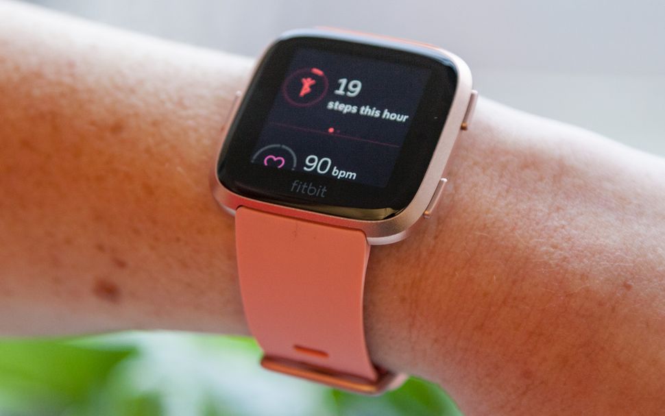 fitbit versa vs apple watch series 4