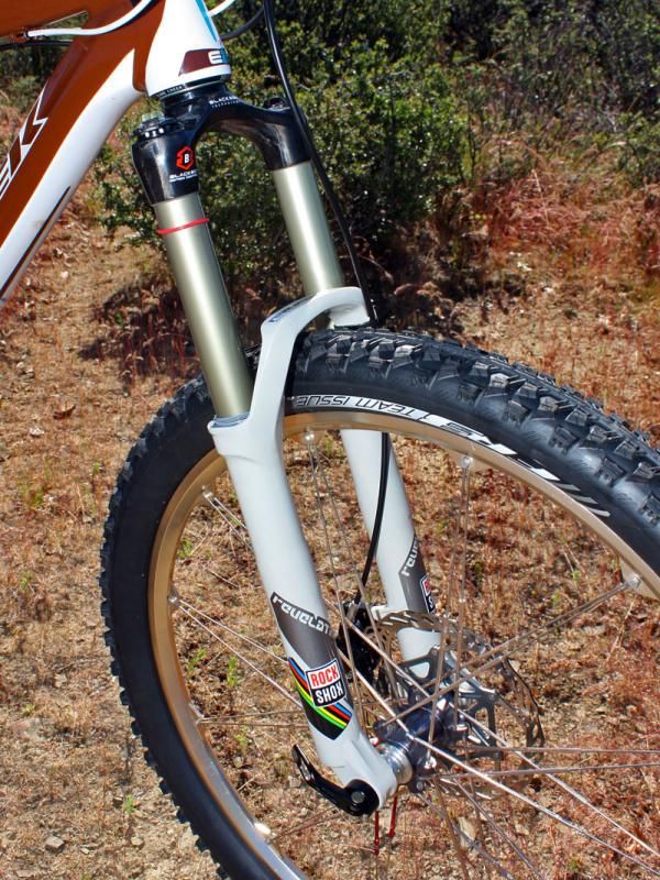 Schnell used RockShox's latest Revelation World Cup fork with a tapered carbon fiber crown/steerer, 150mm of travel, and weighing just 1,489g (3.28lb).