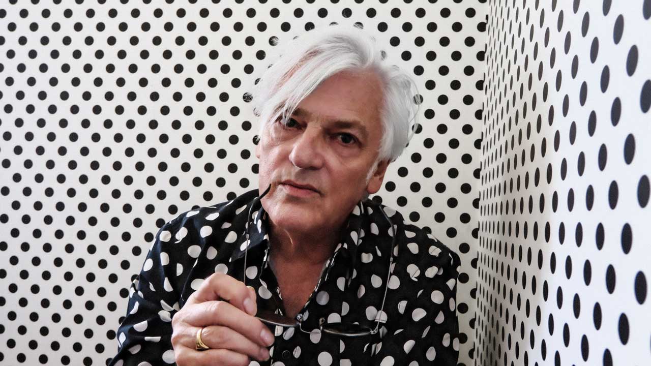 Robyn Hitchcock studio portrait
