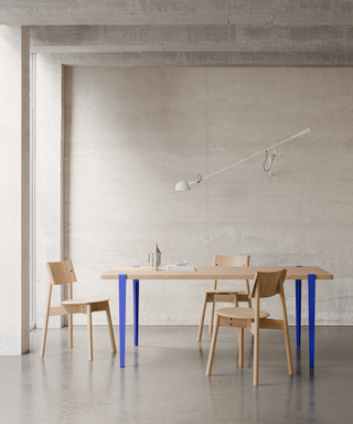 Tiptoe x Klein Blue® table with ultramarine legs and wooden chairs