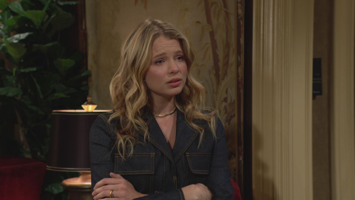 Allison Lanier as Summer with her arms folded in The Young and the Restless