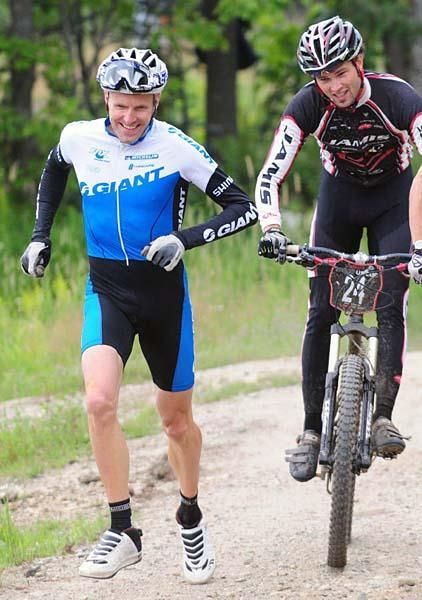 Carl Decker (Giant) warms up for the run while others warm up on the bike.