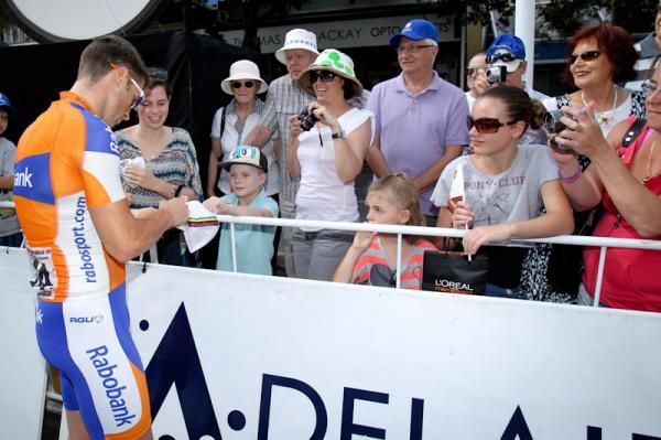 Mark Renshaw signing autographs
