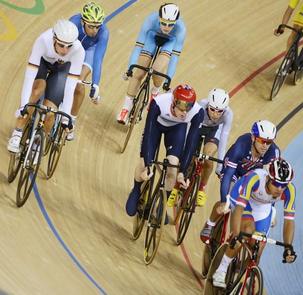 The men's omnium field contests the 30km points race, won by Lasse Norman Hansen (Denmark).