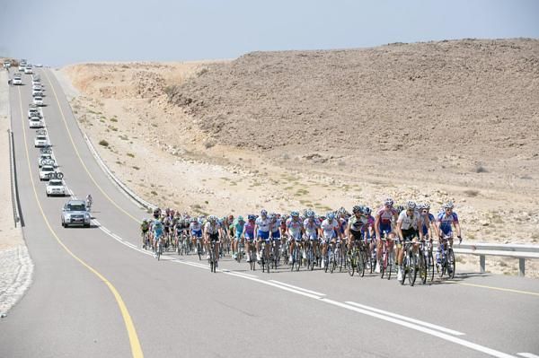 The peloton under clear blue skies in Oman.