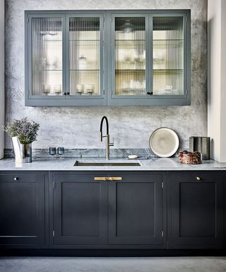 Kitchen Feng Shui with glass-fronted cabinets