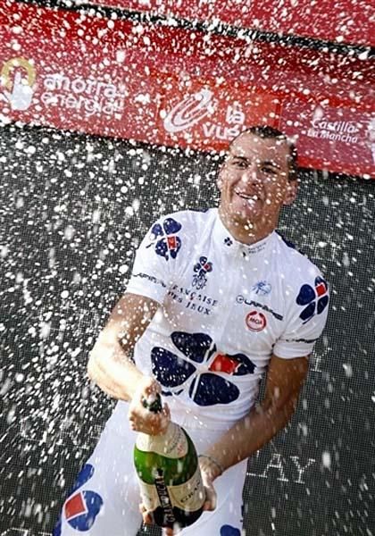 Anthony Roux (Fran&ccedil;aise des Jeux) opens the champagne.