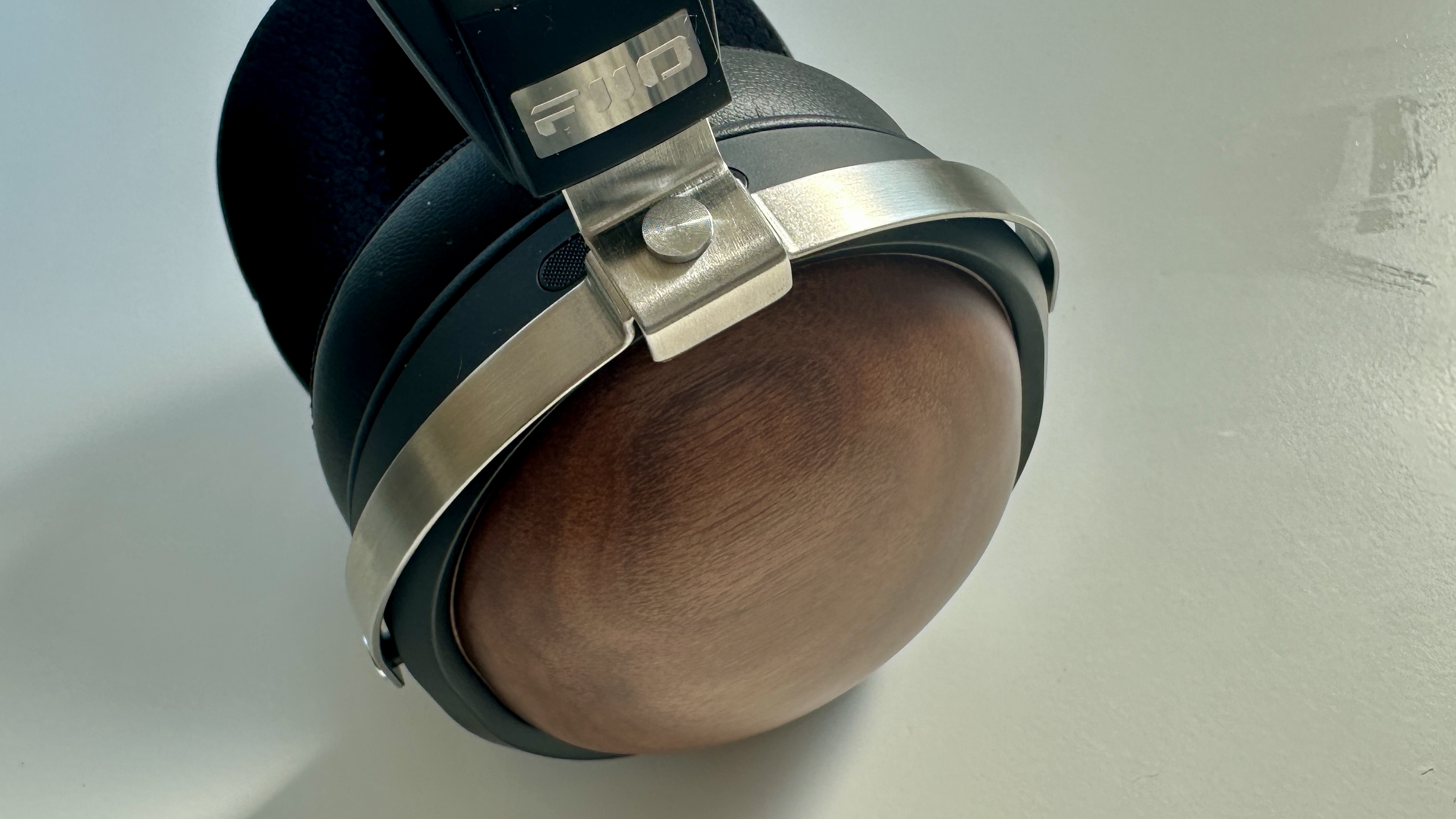 FiiO FT1 over-ear hedphones displaying walnut earcups