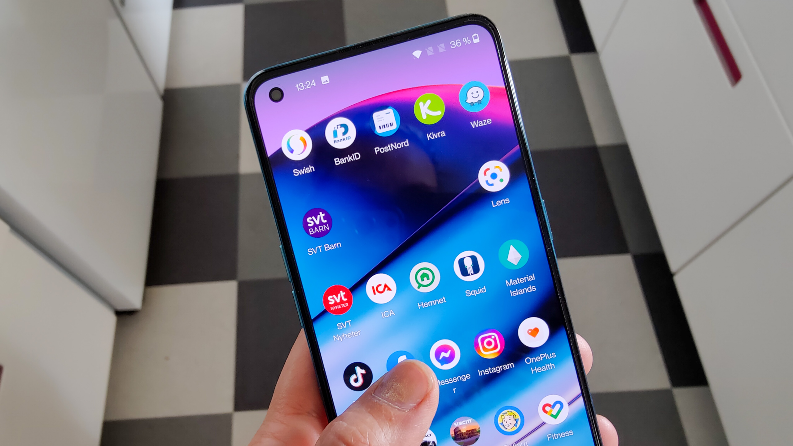 OnePlus Nord CE 5G i handen.
