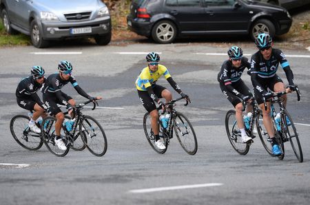 Team Sky surround Mikel Landa for the climb