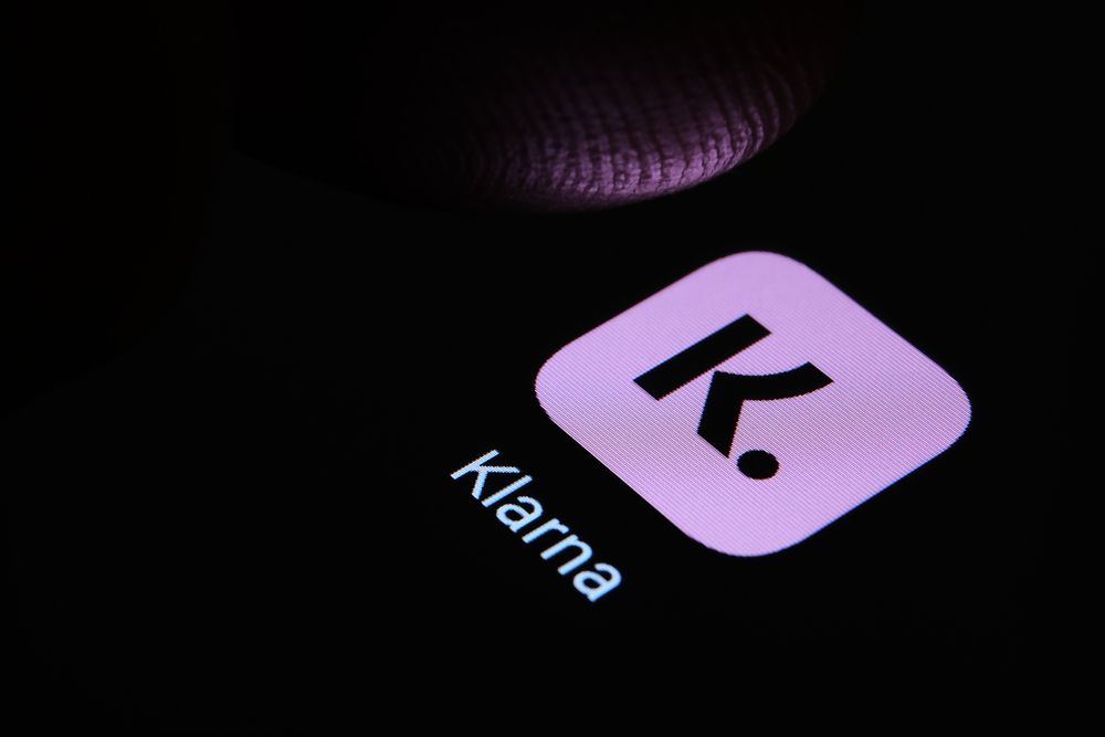 Finger about to press the icon for Klarna&amp;#039;s mobile app