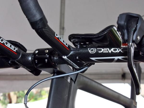 Felt's Devox house-brand aero bar neatly incorporates the extension clamp into the pad mounts.