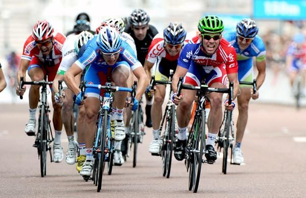 Mark Cavendish (Great Britain) edges Sacha Modolo (Italy) for the victory.