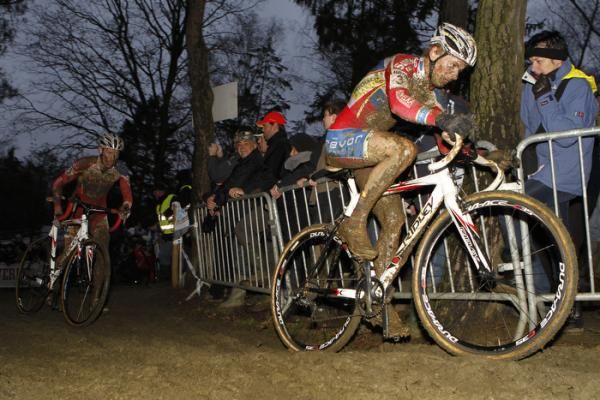 Kevin Pauwels chases ahead of teammate Klaas Vantornout