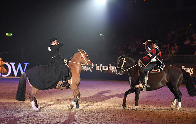 When the temperatures are plummeting in London, what better than the Chilean Huasos to inject some heat into the arena at Olympia? The display portrayed the harmony between horse and rider, reflecting the historical skills of Chilean cowboys, known as ‘huasos’, and cattle horses