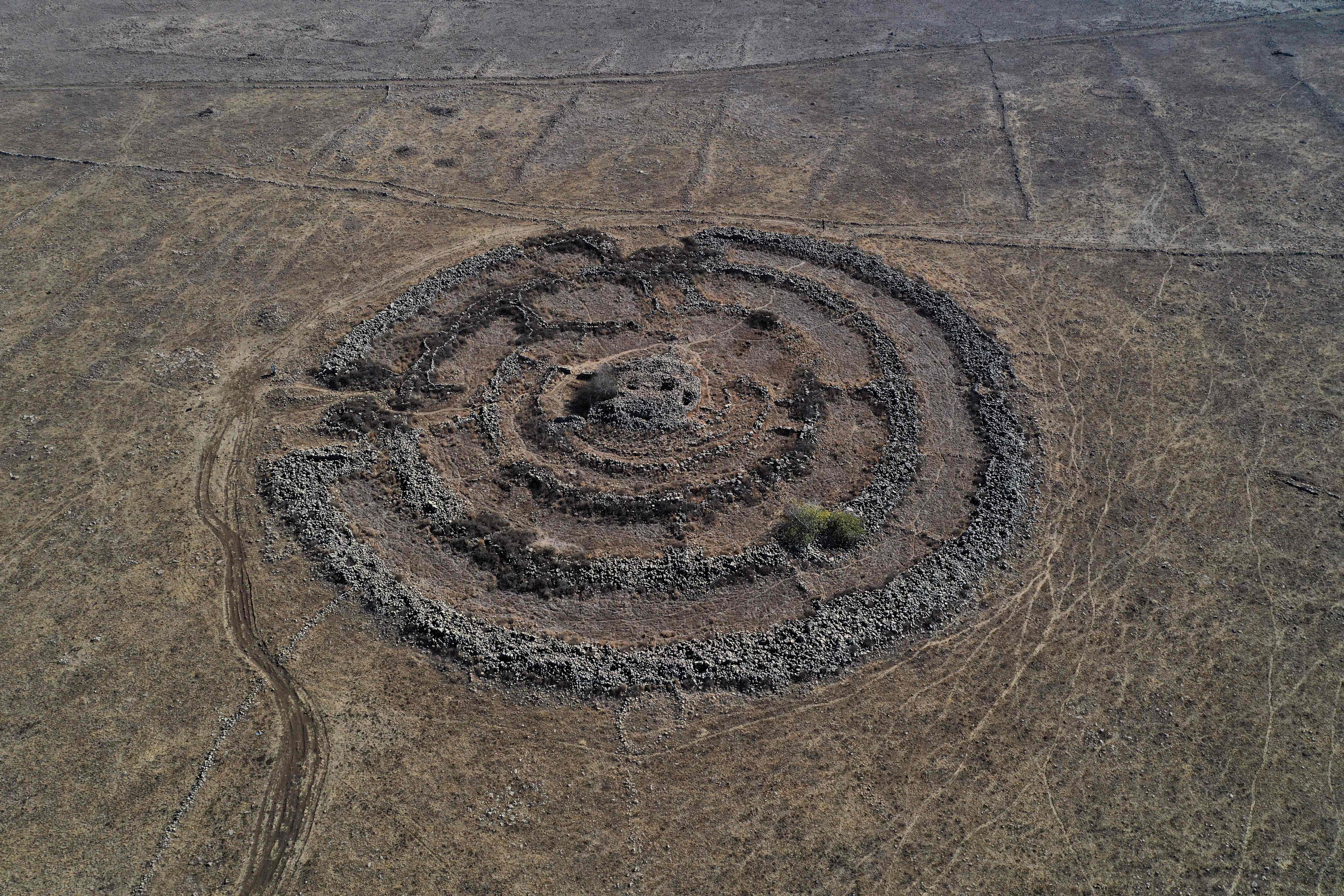 Uma foto aérea tirada em 10 de novembro de 2021 mostra Rujm el-Hiri, um sítio arqueológico do início do período da Idade do Bronze II (3.000-2.700 aC) localizado no centro das Colinas de Golã, anexadas a Israel, perto do assentamento de Yonatan.