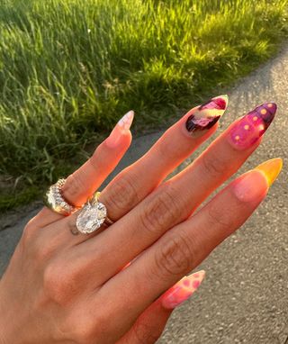 Hailey Bieber porte une bague de fiançailles.