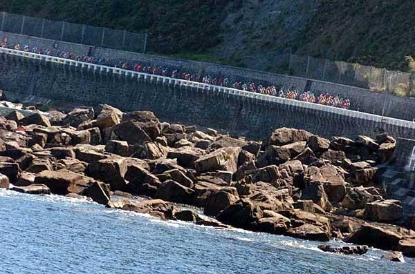 Along the nothern Spanish coastline the riders head for the hills
