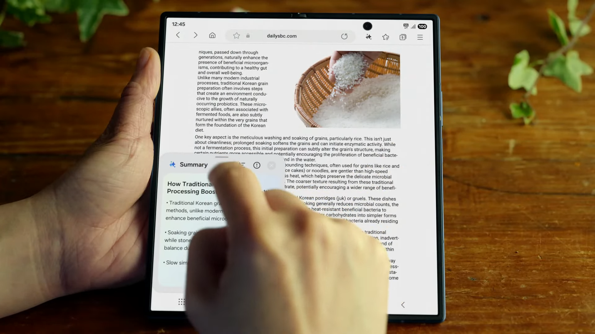 AI summary in a floating window on Z Fold 7