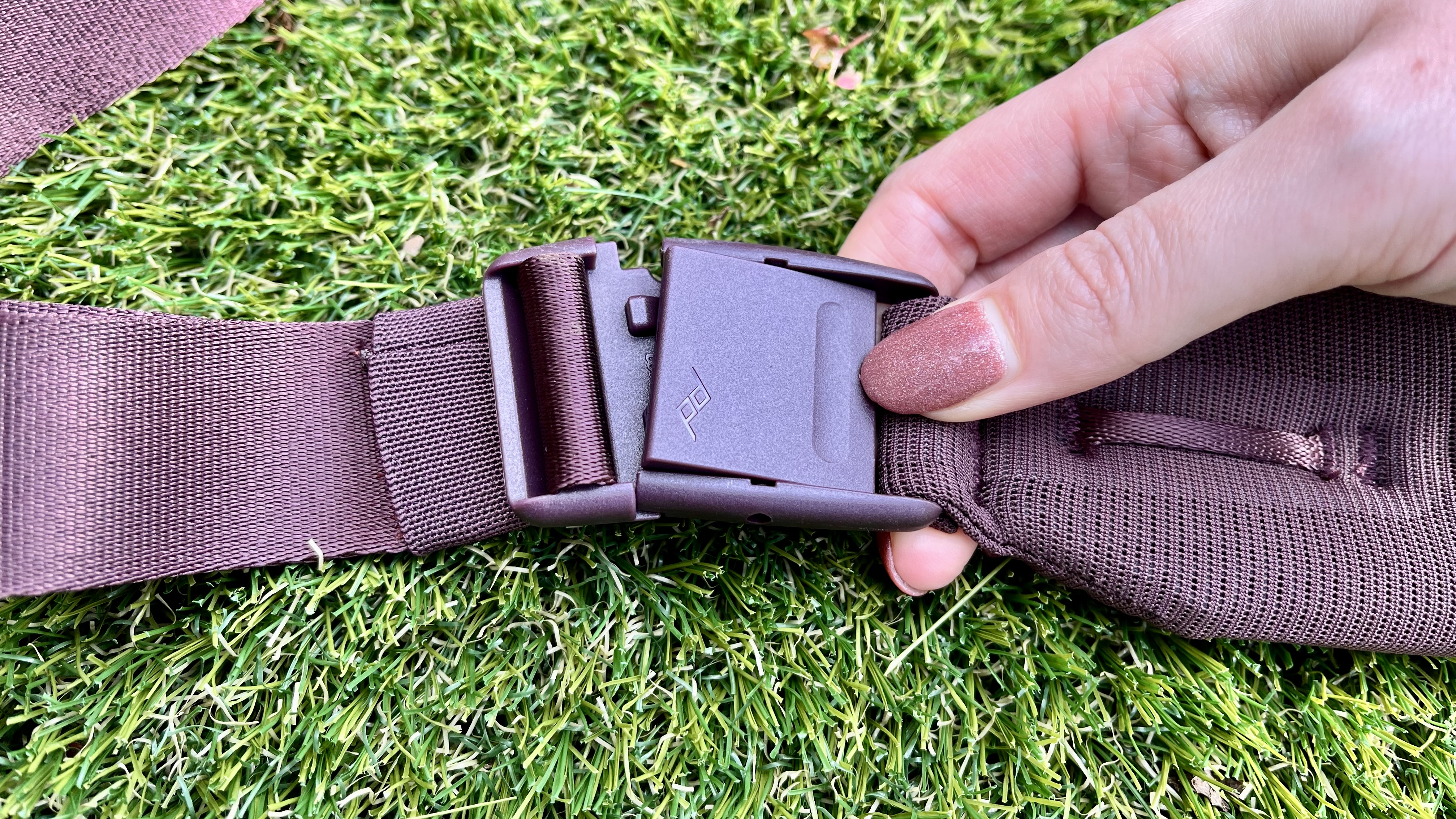 connection clasp on the Peak Design 7L Outdoor Sling Bag