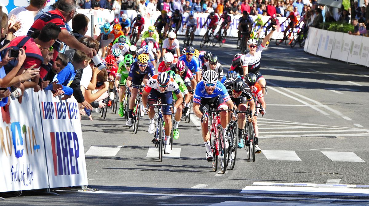 Giacomo Nizzolo (Trek-Segafredo) takes out a hectic bunch sprint